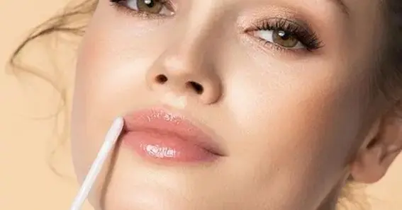 How Does Lip Gloss Achieve Its Smoothness and Shine
